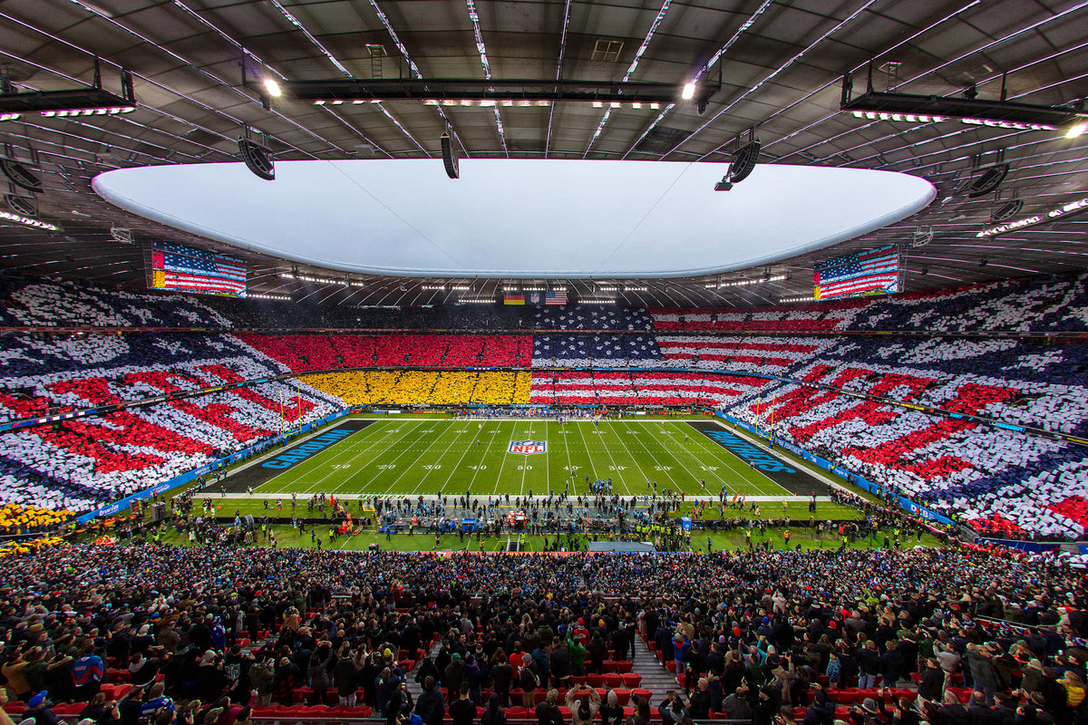 Blick aus dem Mittelrang auf Höhe der Mittellinie beim NFL Munich Game 2024: das ganze Spielfeld und eine Choreo auf den Rängen