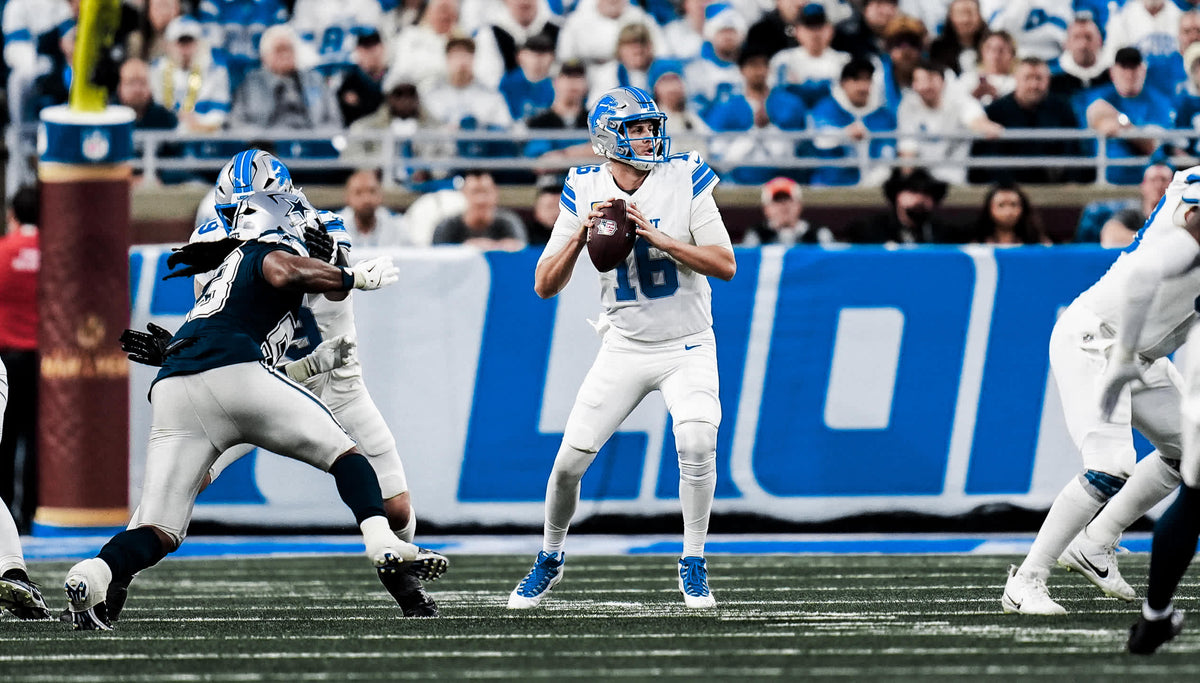 Jared Goff (Detroit Lions, Nr. 16) in der Pocket beim Passversuch gegen die Cowboys, Ford Field, Dezember 2025
