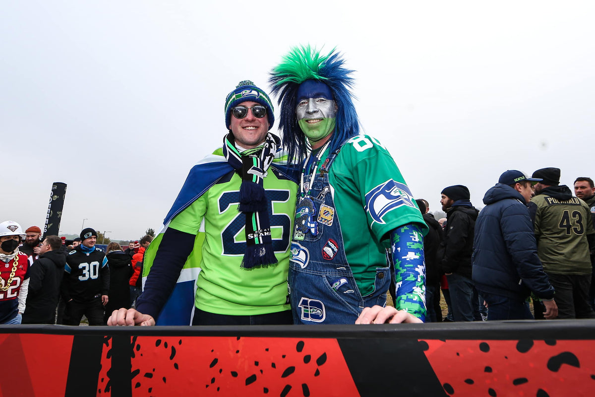 Zwei verkleidete Seahawks-Fans mit Schal und Trikots auf der Fan Plaza des NFL Munich Game 2022